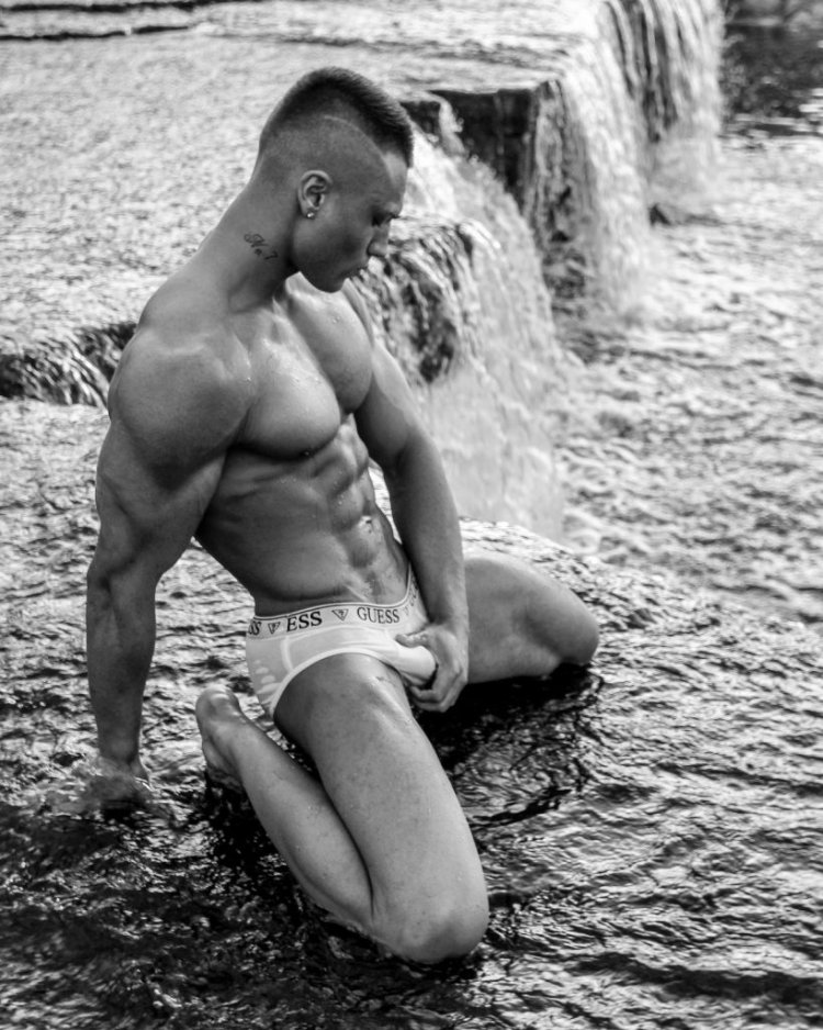 Большие парни с прессом