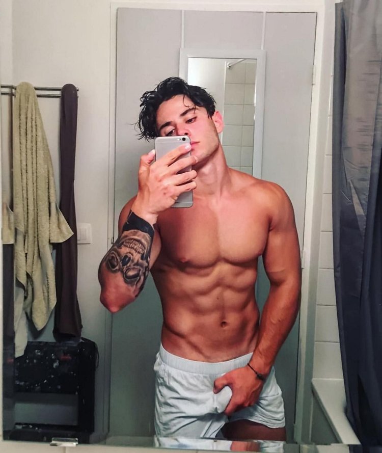 Красивый пресс в постели