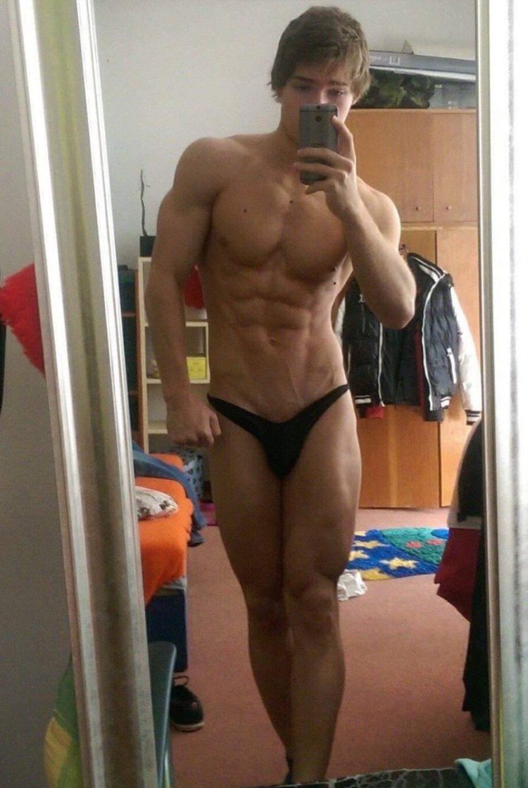 Парень в русах в зеркале