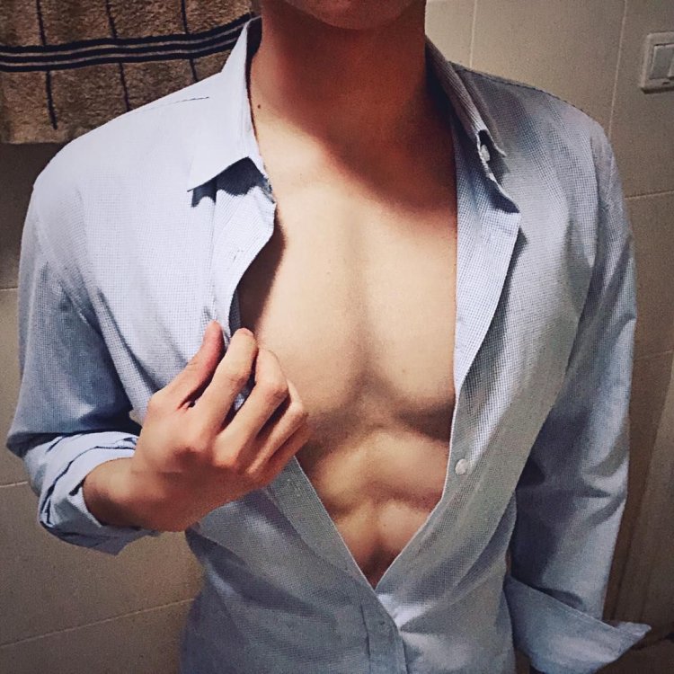 Женская рука на спине мужчины