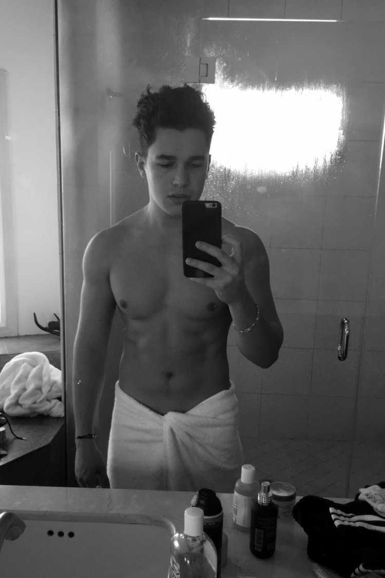 Накаченная грудь парня подростка