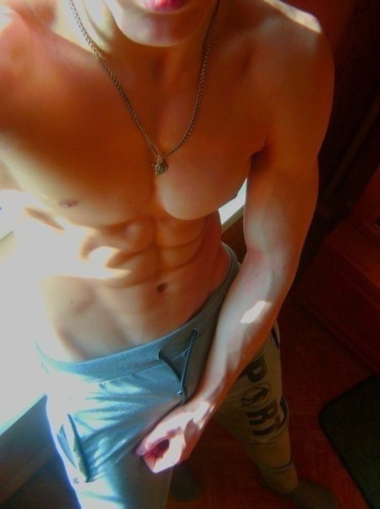 Мужская грудь селфи