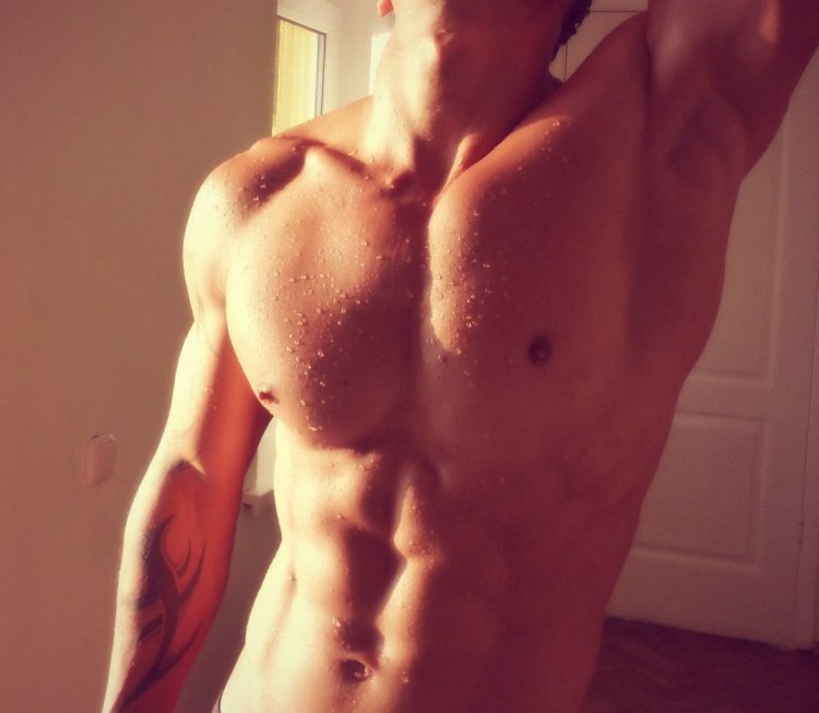 Селви парней на кровати