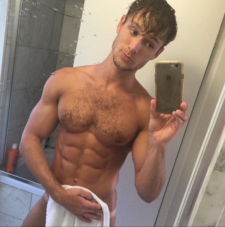 Мужской торс в кровати