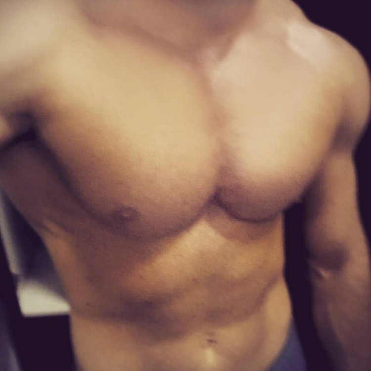 Загорелая грудь мужчина с волосами селфи