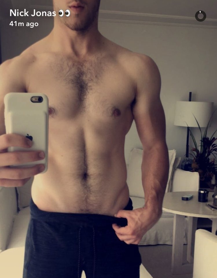 Торс мужчины селфи