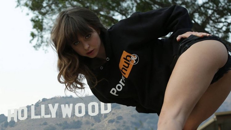 Девушка в футболке Порнхаб