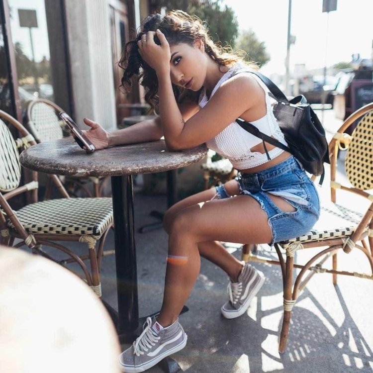 Модель с тату на ноге