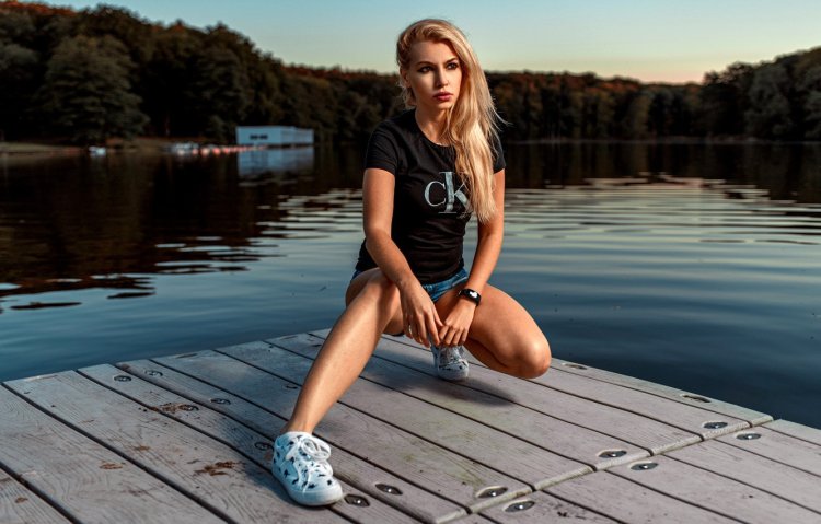 На корточках девушка