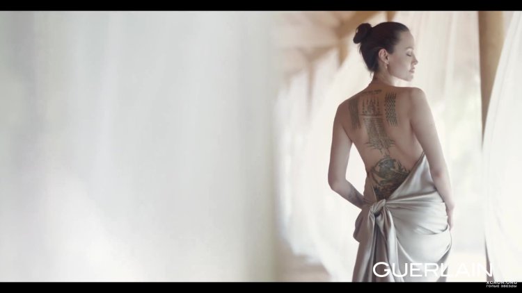 Голая Анджелина Джоли в фильме Александр