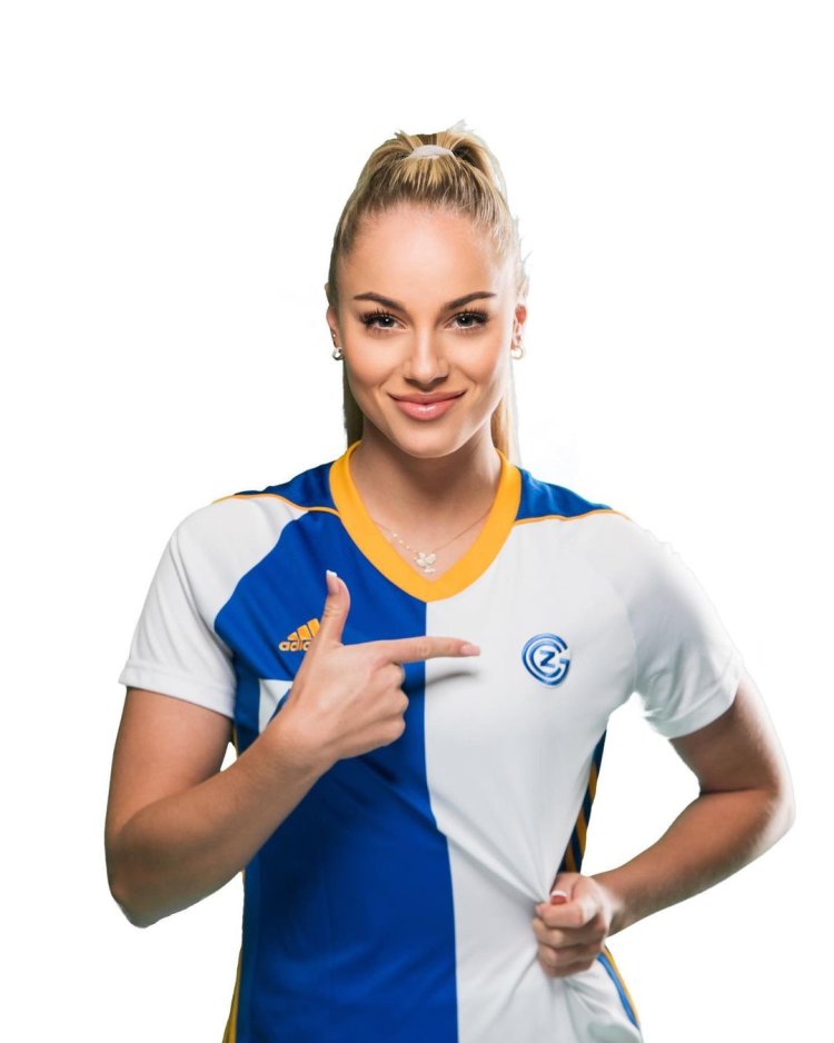 Моника футболистка Бразилии