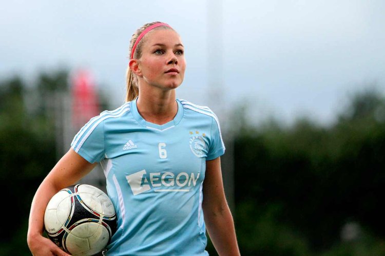 Красивые девушки футболистки