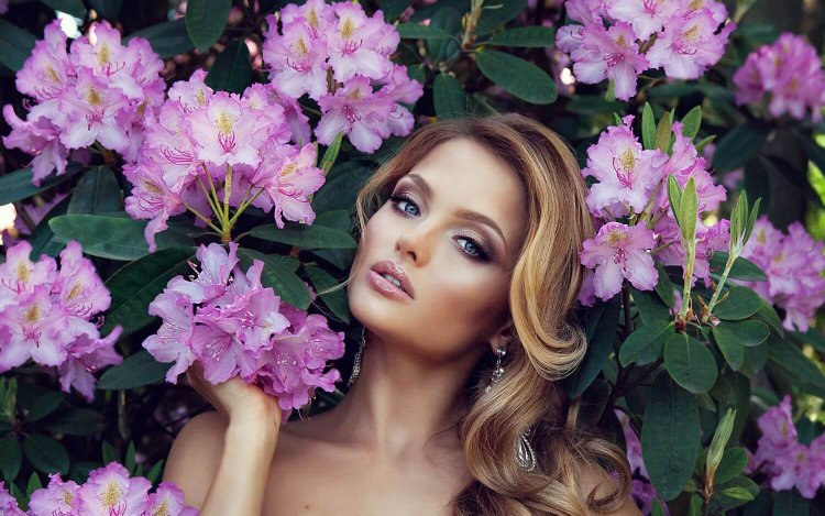 Мари Краймбрери в купальнике