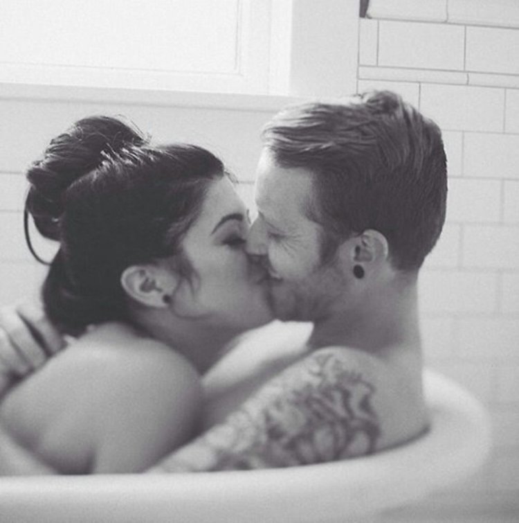 Страстный поцелуй