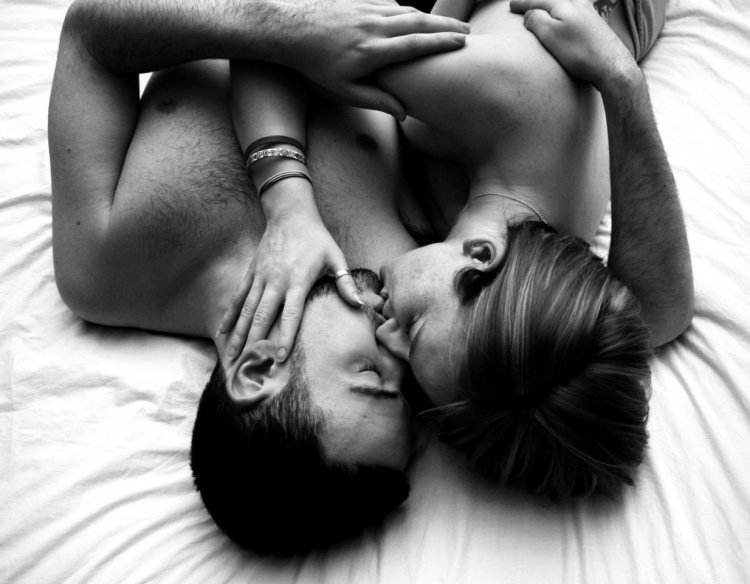 Страстный поцелуй втроем