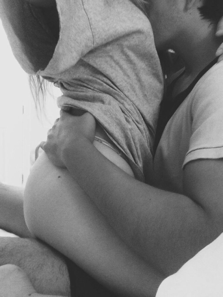 Девушка с парнем без лица