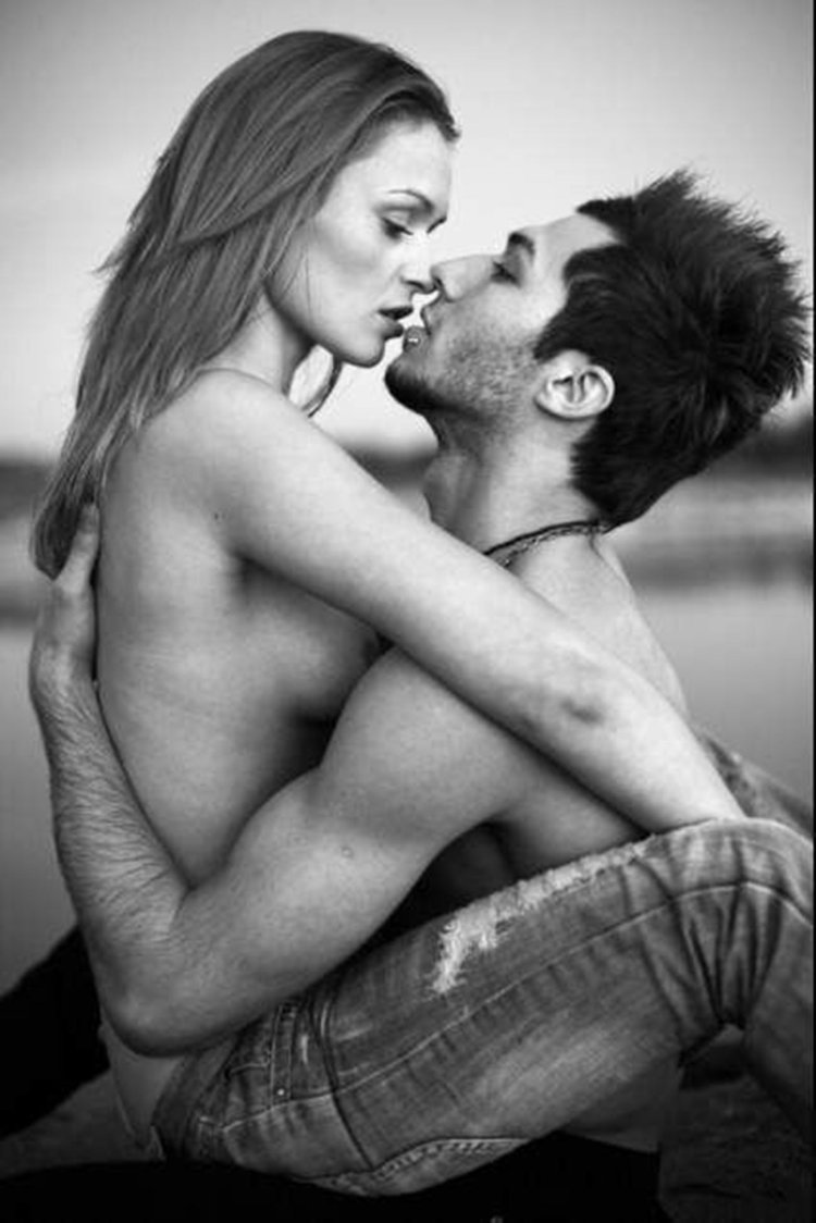 Поцелуй с брюнеткой