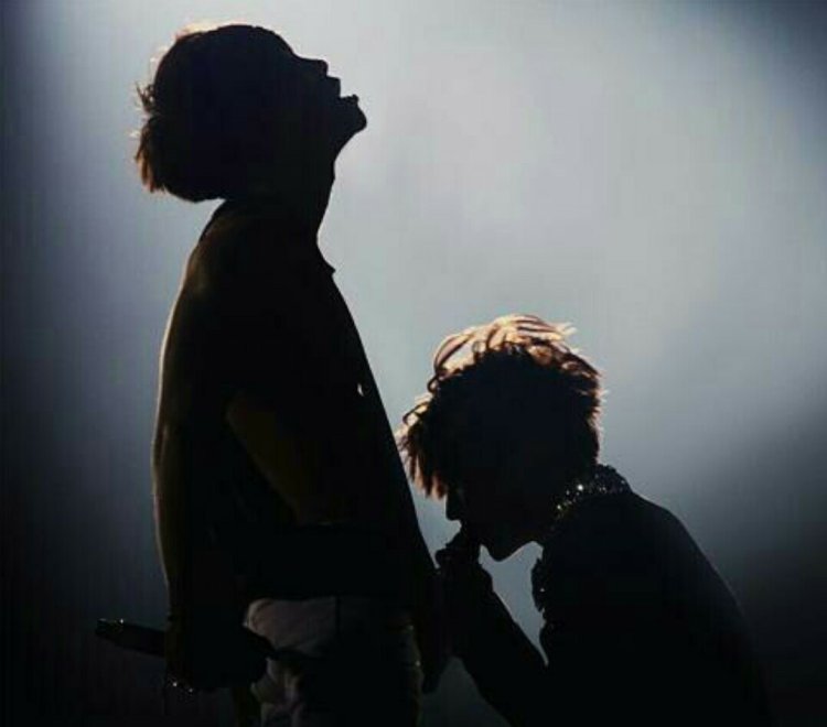 Парень целует ягодицы