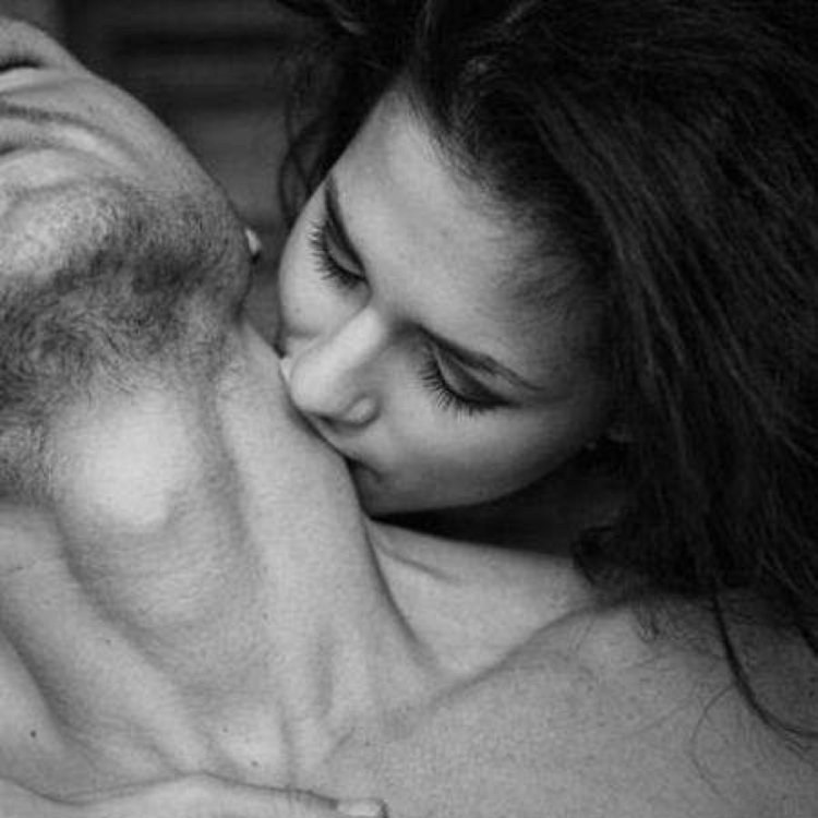 Страстно кусает