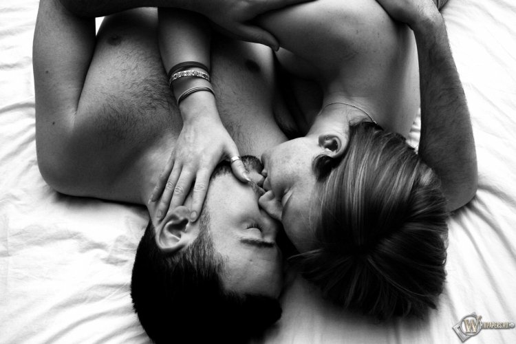 Страстный поцелуй в шею