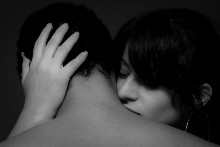 Целует спину