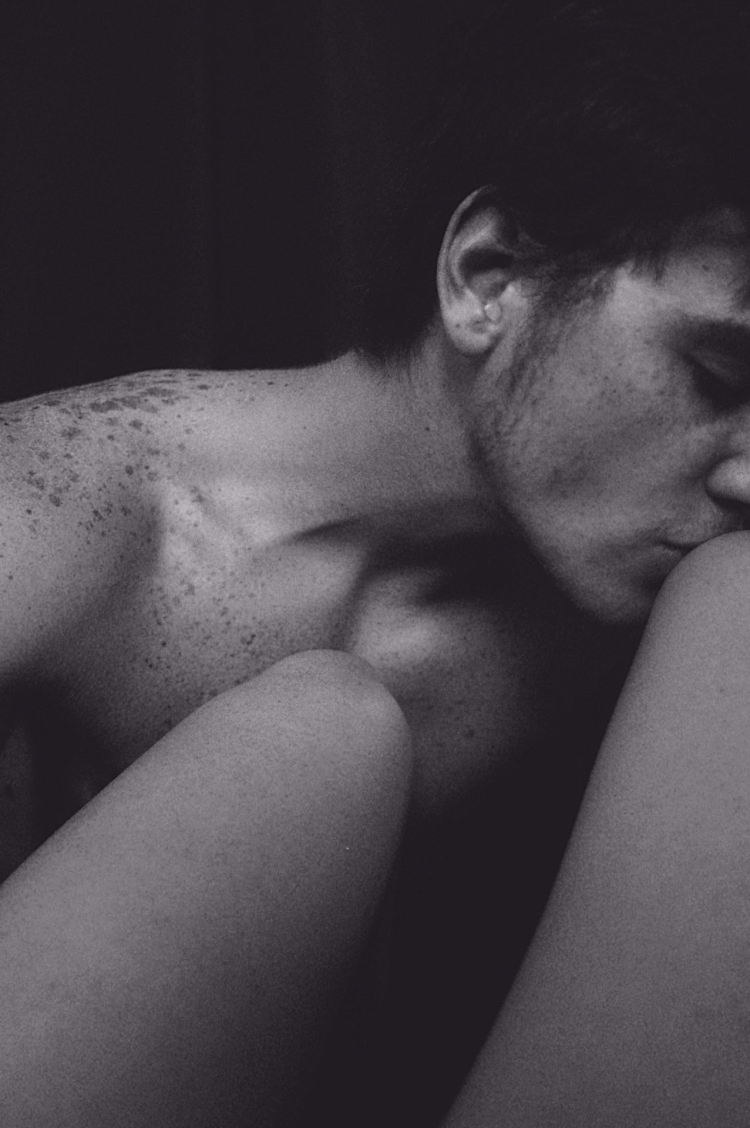 Целует живот