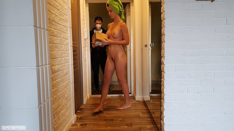 Голая открыла дверь ДОСТАВЩИКУ