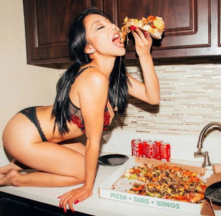 Голая перед доставщиком