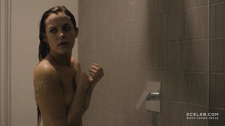 Соло красивой брюнетки в постели