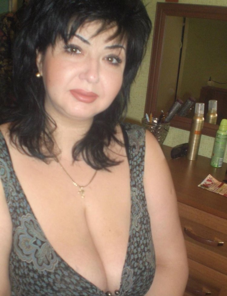 Кавказские женщины в возрасте груди