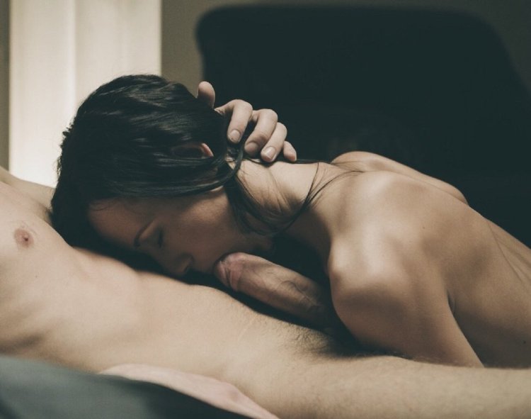 Эротические объятия в кровати