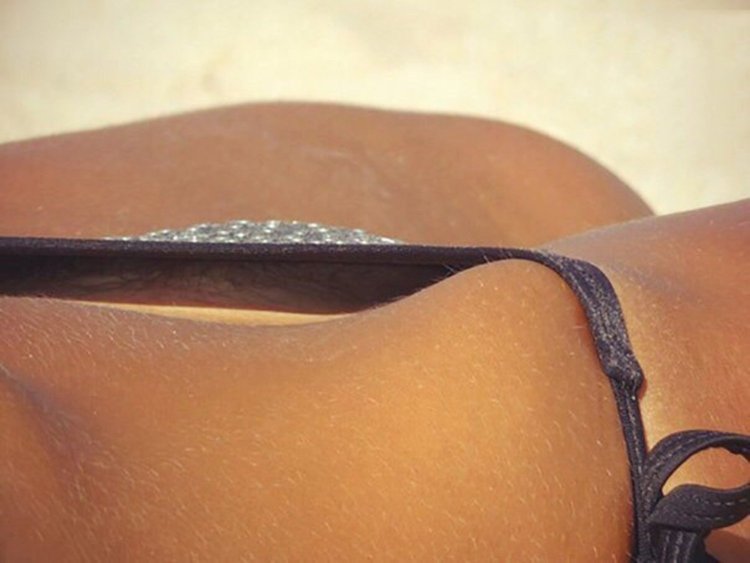 Женские лобки в стрингах на пляже