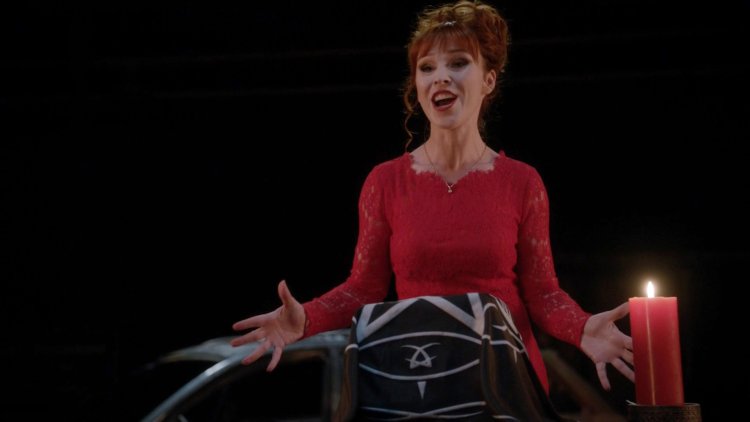 Мать Кроули