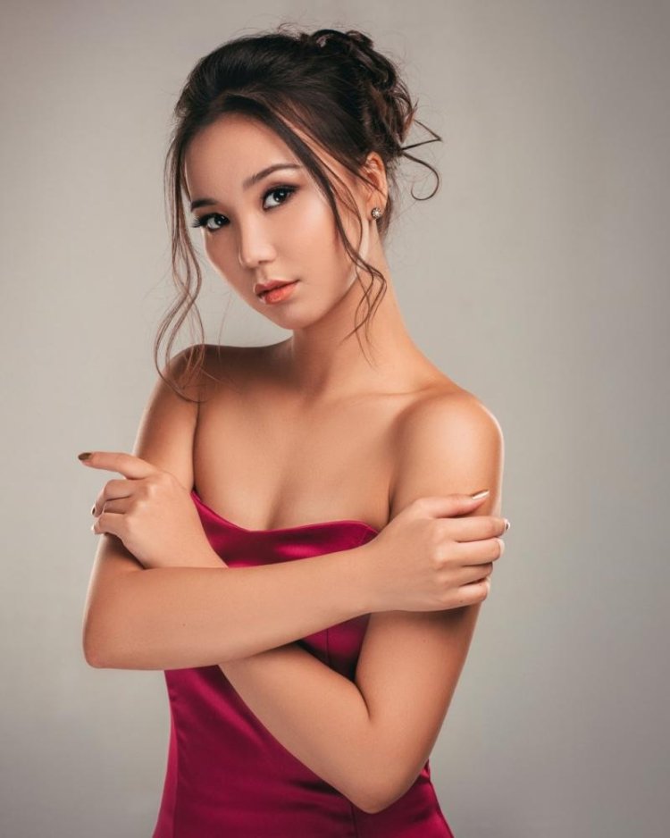 Казахские девушки на лошадях