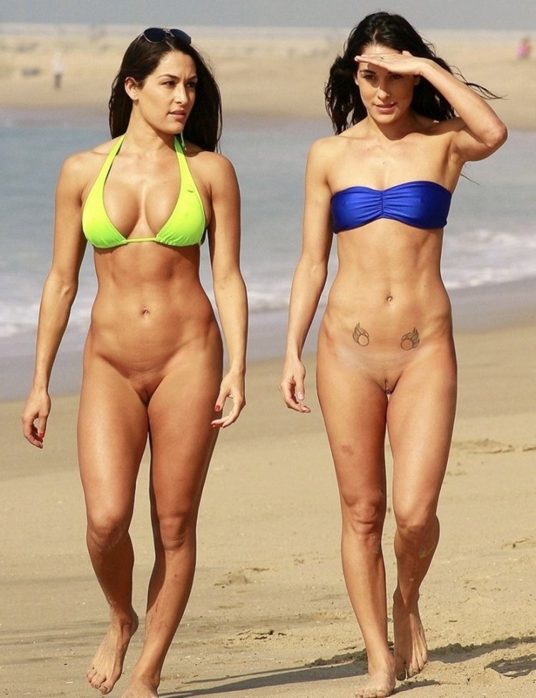 Дамы без трусиков на пляже