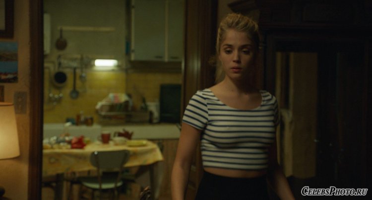 Алис Исааз в купальнике