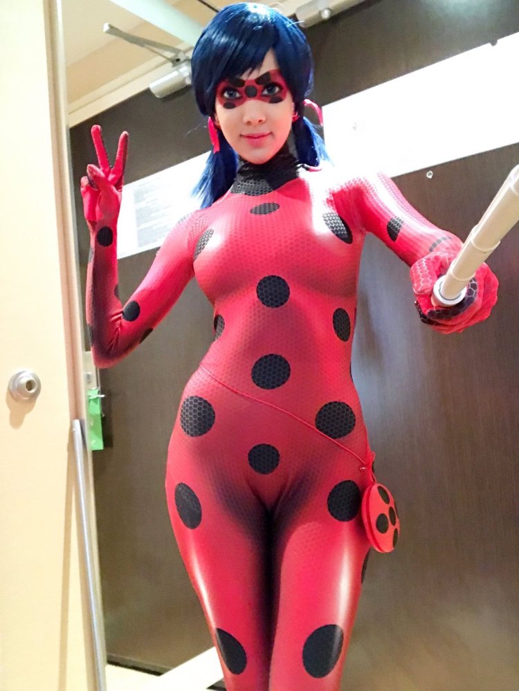 Леди баг и супер кот поцелуи в раздетом в купальнике