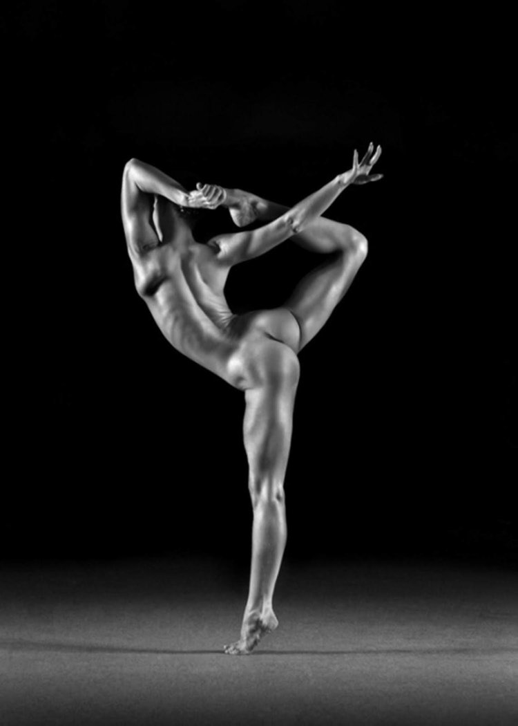 Группа голых спортсменок