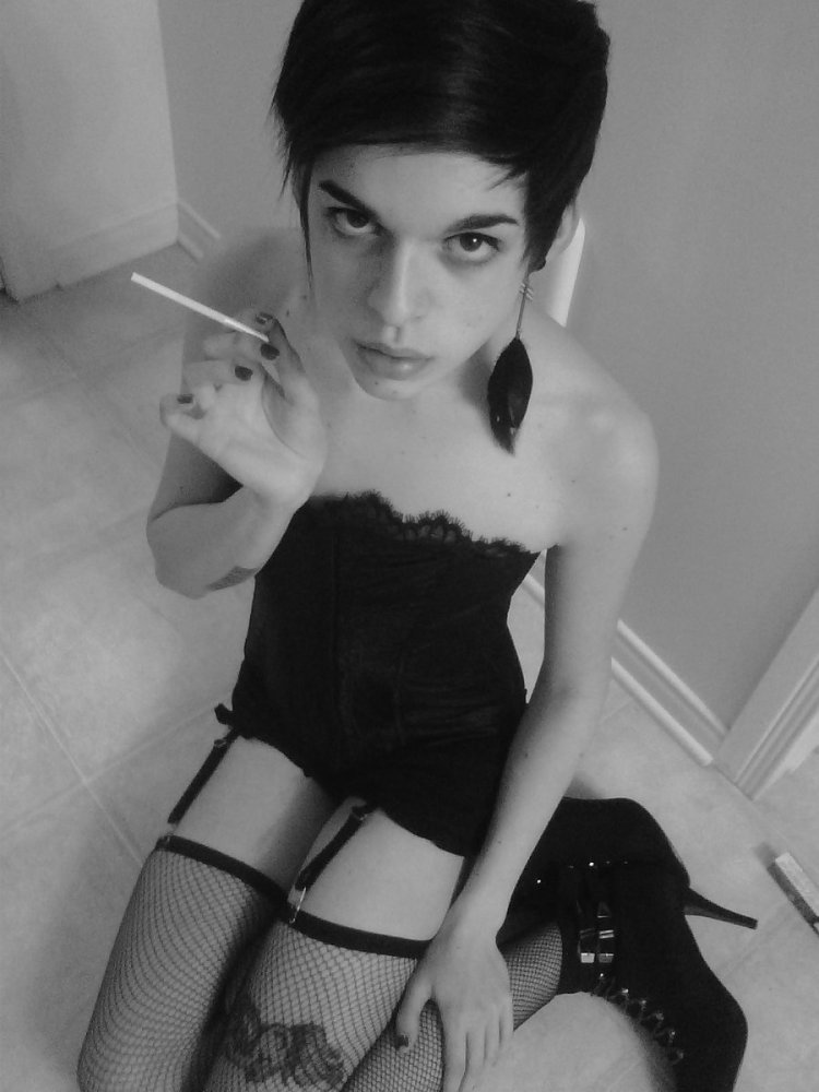 Красивые трансвеститы в мини юбке