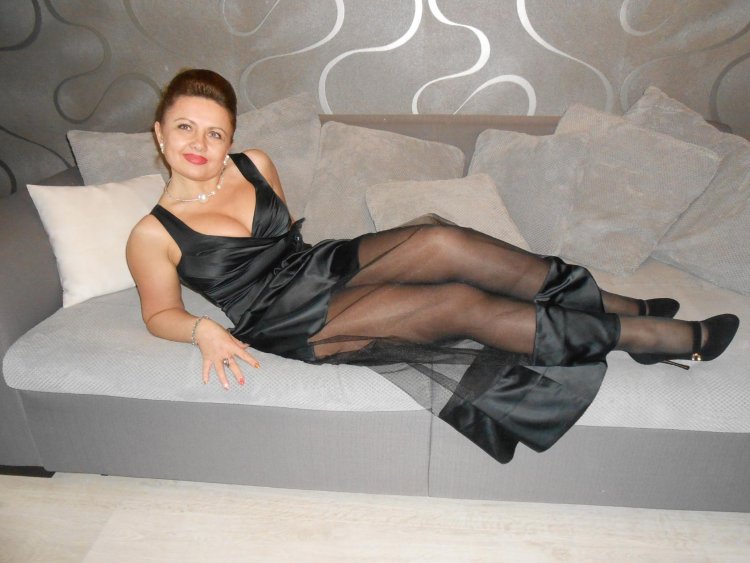 Пожилая в чулках домашнее