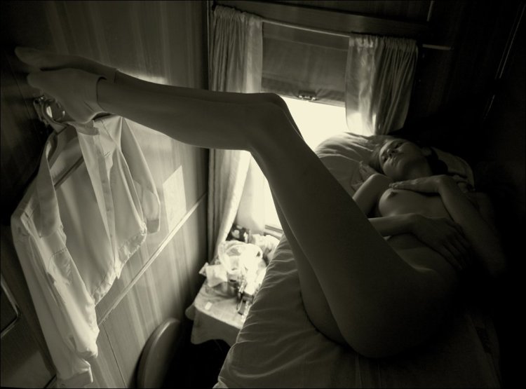 Девушка раздевается в поезде