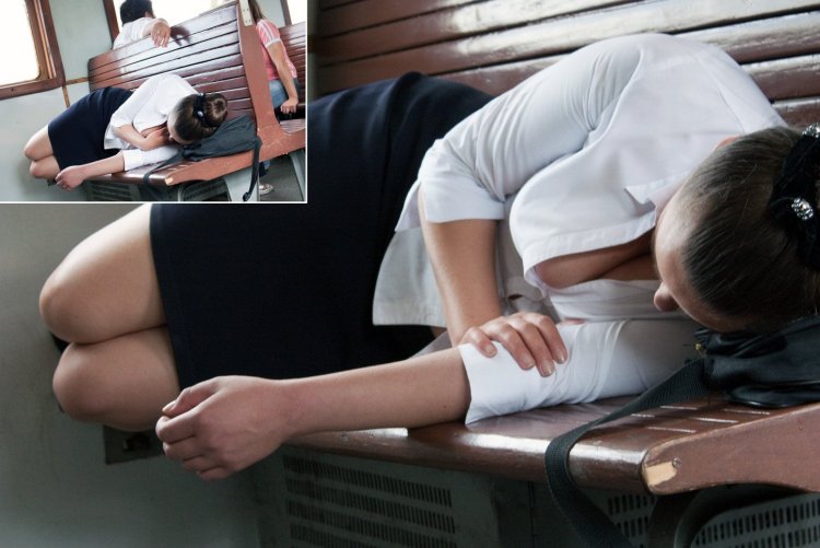 Подсмотрел за проводницей в поезде