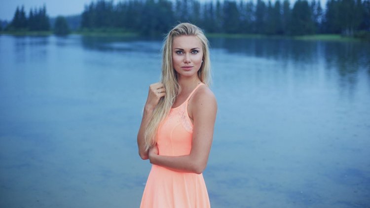 Саския Алусалу в купальнике