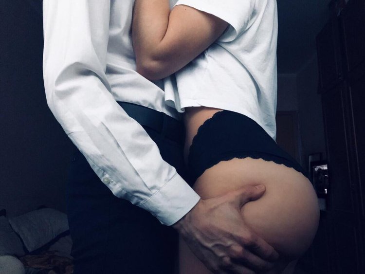 Парень трогает парня за попу