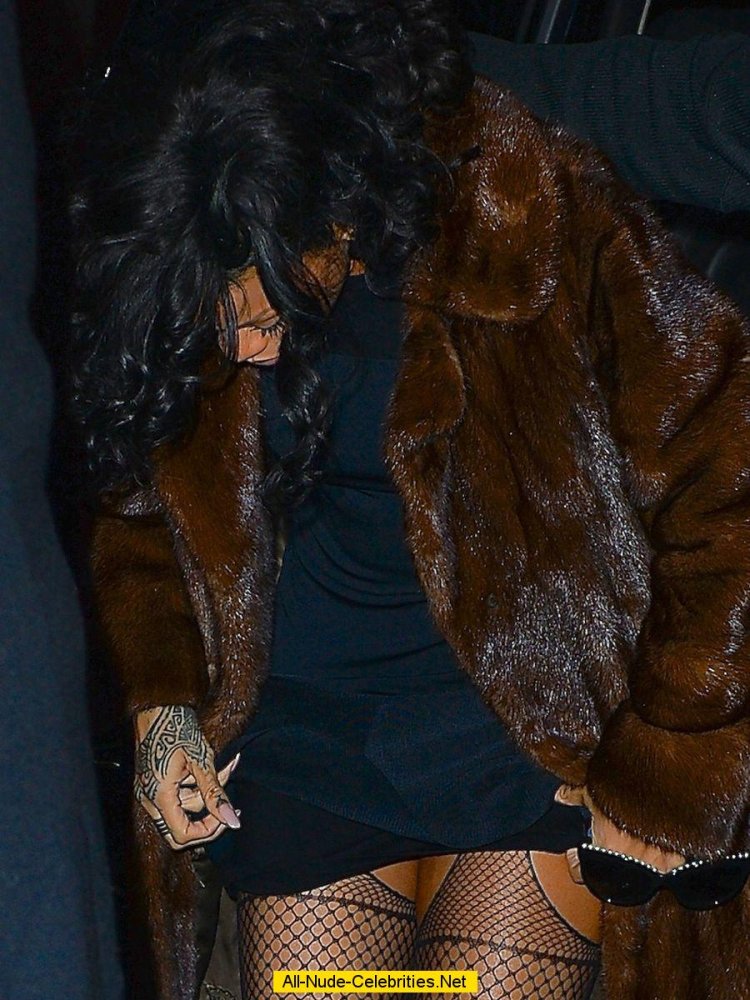 Rihanna shows off butt crack