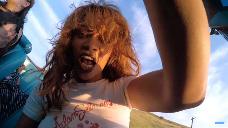 Рианна нагнулась