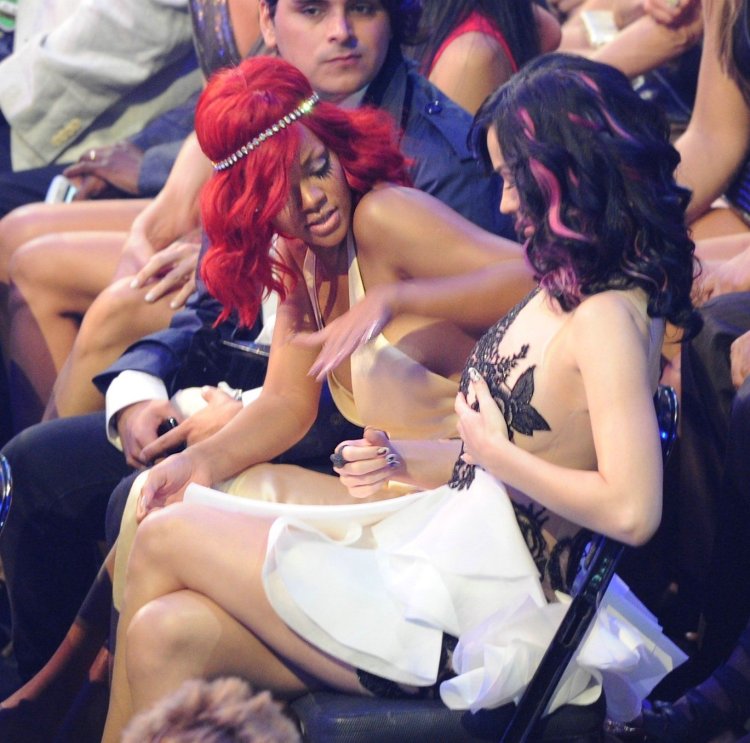 Рианна трусы на сцене Concert