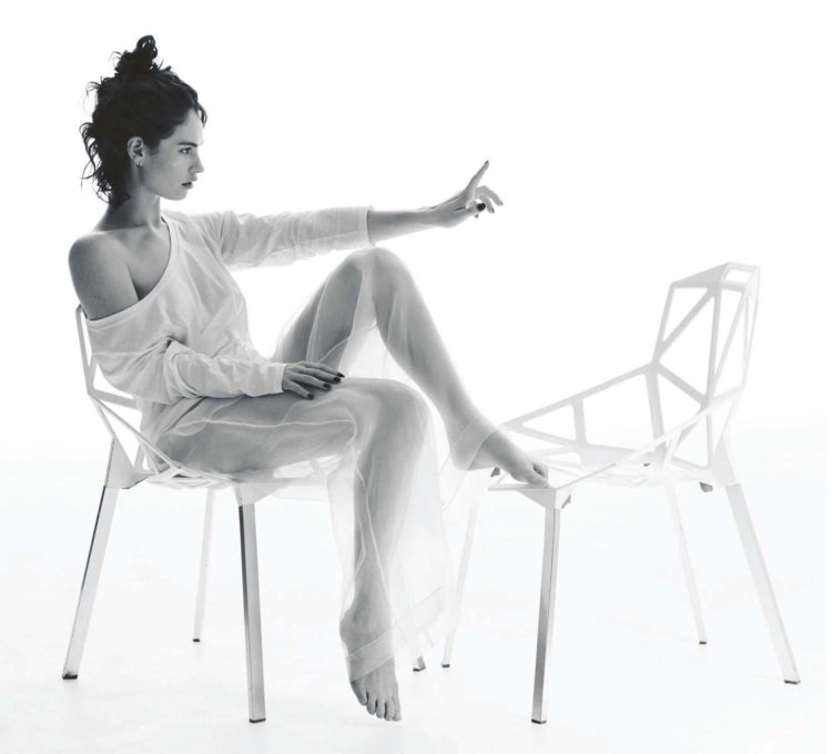 Лилия Джеймс в стрингах