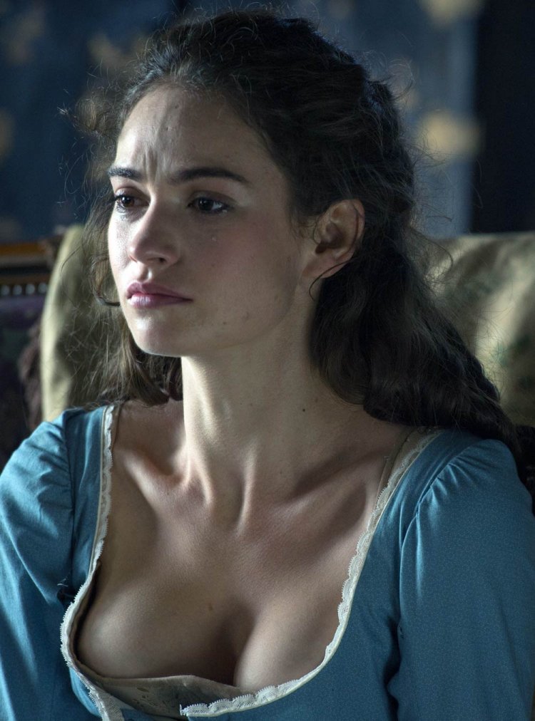 Лили Джеймс топлесс