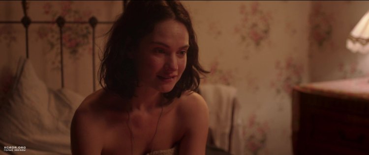 Голые сиськи Лили Джеймс